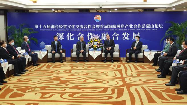 第十五届湘台经贸文化交流合作会暨首届海峡两岸产业合作岳麓山论坛明天（21日）开幕，今天傍晚，中共湖南省委副书记、省长毛伟明（前排右二）在长沙会见了台湾新党前主席郁慕明（前排左二）和台商代表。（蓝孝威摄）