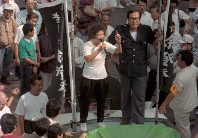 1989年10月10日，陈婉真（途中穿白衣黑裤者）双十国庆日抗议事件。(本报系资料照片)