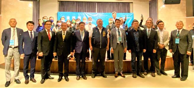 第27届的建筑园冶奖今年首度改採行动颁奖典礼，亲自将奖座外送至13个县市给得奖人。（卢金足摄）