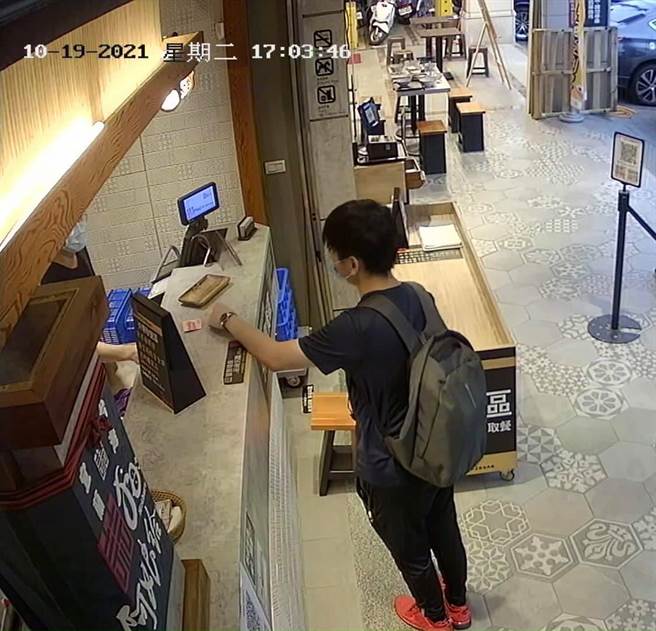 一名年轻男子拾金不昧，把掉在地板的钞票拿给店家，店长事后调阅监视器傻眼，原来失主就是这名捡到钱的迷糊天兵。(图／脸书宜兰知识+)