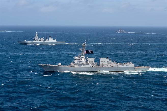 专家指出，美军需要更多电力设备，才足以为各单位提供飞弹防护能力，但全球先进电池生产却由中国大陆主导。图为美神盾驱逐舰与英45型驱逐舰联演。（图／美国海军）