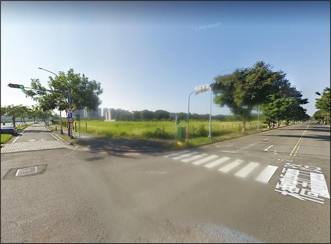 台糖位于桥头新市镇成功南路和桥新五路口的2812坪「住三」建地（二路文叉的三角窗），19日由郡都建设以每坪57.33万元标得。图／摘自Google街景