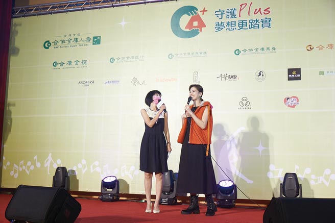 曾沛慈溫暖獻唱，鼓勵照顧者勇於表達需求，善用長照資源。圖／合庫人壽提供