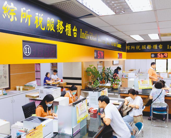 5月31日为报税季的最后一日，民眾抓紧时间在最后一天处理报税事宜。（图／王德为）