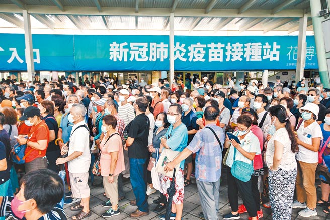 第12轮疫苗预约日前开放，却出现预约不到的状况，不少民眾只能「跨区」预约偏远乡镇的疫苗，民眾痛批「政府是把百姓当难民吗」？图为民眾13日在花博接种站场馆外排队人龙塞爆，民眾不满动线紊乱，抱怨连连。（张铠乙摄）