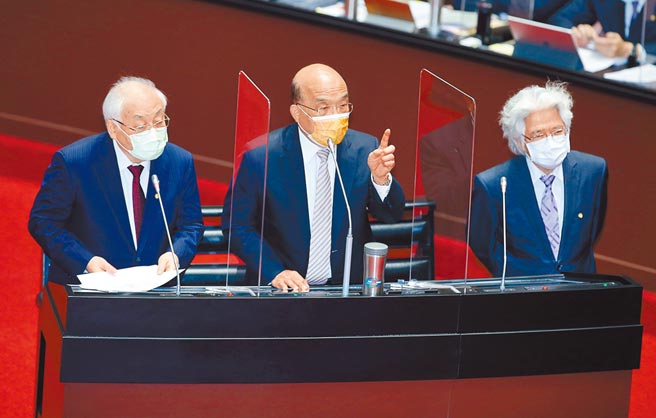 针对立委赖士葆询问军公教调薪议题，主计长朱泽民（左起）、行政院长苏贞昌、人事总处人事长施能杰上台答询，苏表示劳工的基本工资有调了，军公教也是劳苦功高，现在也往调薪方向努力，但仍须尊重委员会，「应该会赶在明年1月1日前」。（姚志平摄）