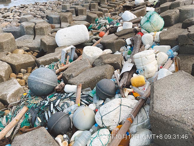 黑潮海洋文教基金会19日举办「牡蛎养殖废弃物攻占全台」记者会，发布「西海岸渔业废弃物图鑑」，指台湾西南沿岸养殖业的海洋废弃物占比多达6成，随洋流漂至东北角，呼吁政府从法规、补助着手，加速研拟海废处理机制。图为110年10月在云林海岸的废弃浮具。（黑潮海洋文教基金会提供）