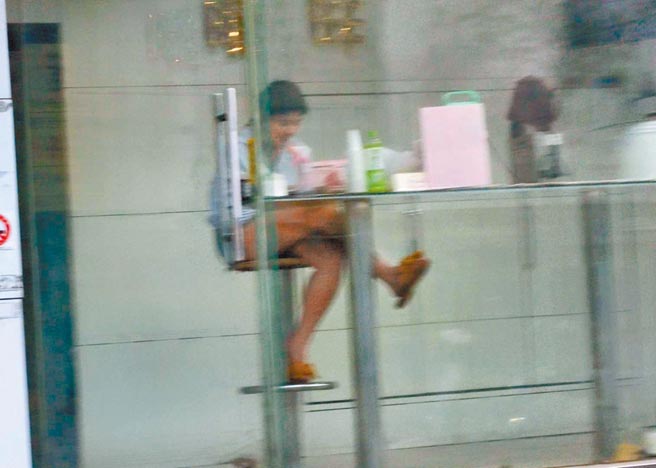 桃园市中坜区安姓槟榔西施今年5月穿网格衣、丁字裤，遭警方认涉犯公然猥亵罪送办，但检察官认为无露三点不起诉，该槟榔摊目前已无穿网格衣的槟榔西施。（赖佑维摄）