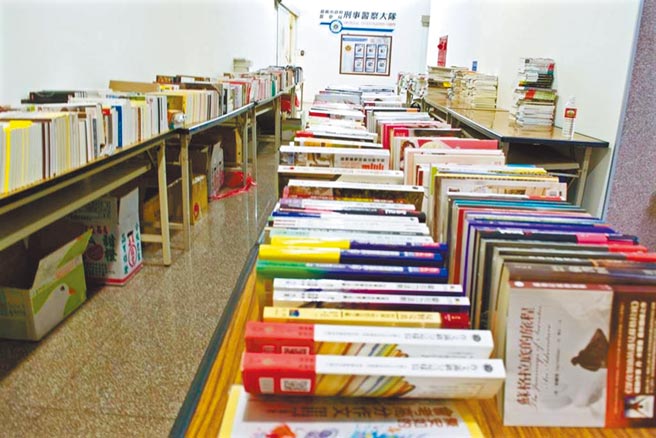 据调查，萧文嘉从2007年开始偷书，2016年被依145个窃盗罪定应执行有期徒刑1年6月确定，2018年3月才出狱，没想到隔年又犯案。图为萧当年赃书堆满嘉义市刑大走廊，彷佛在办书展。(本报资料照片)