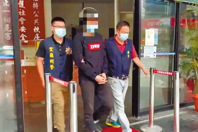 宜蘭縣劉姓男子（中）19日疑因債務糾紛，持槍殺害羅姓男子，依涉犯殺人罪遭到羈押禁見。（警方提供／李忠一宜蘭傳真）