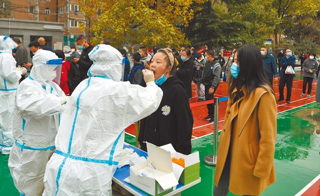 10月19日，甘肅省蘭州市城關區雲祥小區附近居民在民主西路小學進行核酸檢測。（中新社）
