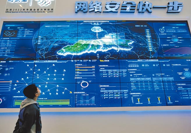 大陆国务院18日的一份批覆文件提及，将在北京对外资开放VPN业务。图为11日西安举行的网路安全博览会上，民眾参观网路数据分析大萤幕。（中新社）