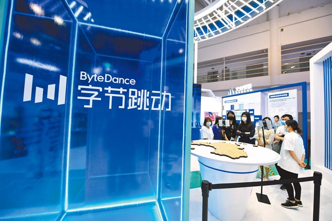 據美國媒體報導，大陸工信部正考慮要求騰訊和字節跳動（抖音的母公司）等平台，開放搜尋壁壘。圖為字節跳動於4月福州舉辦的數字峰會中展示產品。（中新社）