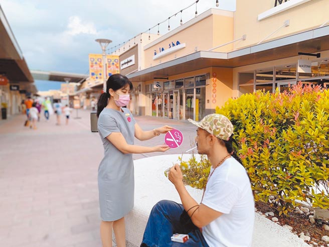 中坜华泰名品城11月起将成为全桃园首间户外休憩区及所属周边区域全面禁菸的百货公司。（桃园市卫生局提供／陈梦茹桃园传真） 吸菸有害健康