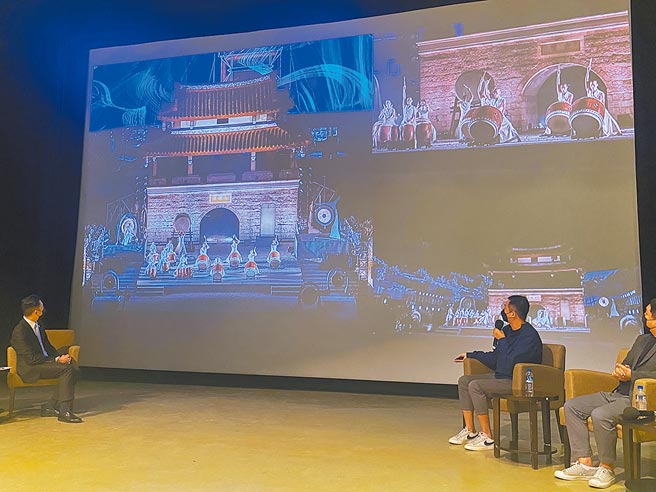 新竹光臨藝術節壓軸秀「光雕展演」將在22日起登場，市長林智堅（左）19日與策展團隊公開此次跨國藝術家攜手創作的光雕作品。（陳育賢攝）