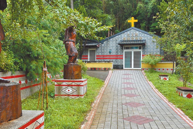 农委会水保局台中分局发包修缮的泰安乡象鼻村露德天主教堂获得高雄建筑园冶奖。（谢明俊摄）