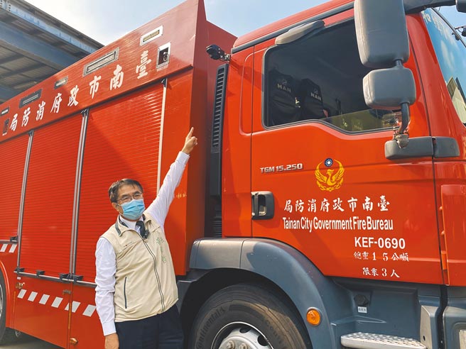 台南市長黃偉哲視察安南消防分隊安裝的AI主動警示系統，期許提升消防車出勤的安全性。（曹婷婷攝）