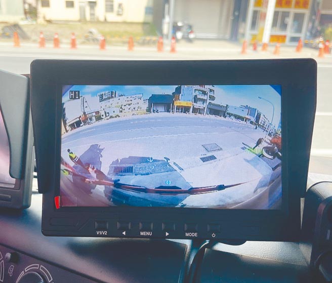 台南市安南消防分隊的水庫車安裝AI主動警示系統，車輛起步或轉彎時，遇有任何碰撞風險，系統將主動以影像標誌、喇叭聲音及閃爍燈光等3種警示，提醒駕駛注意。（曹婷婷攝）