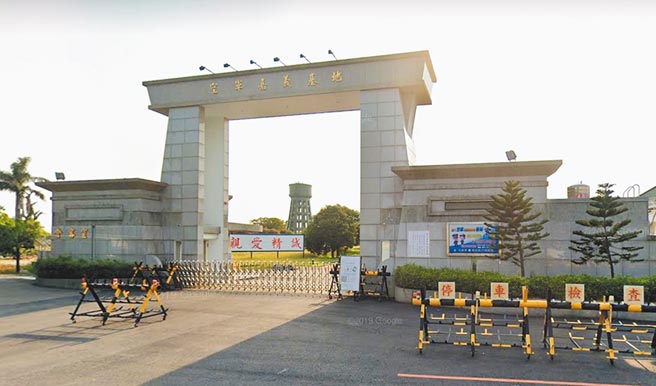 位於空軍第四聯隊戰術戰鬥機聯隊基地內的少華樓，建物歷史逾50年，因保有早年木造屋頂梁柱結構，已二度被文資委員要求列冊追蹤。（取自google街景圖／呂妍庭嘉義傳真）