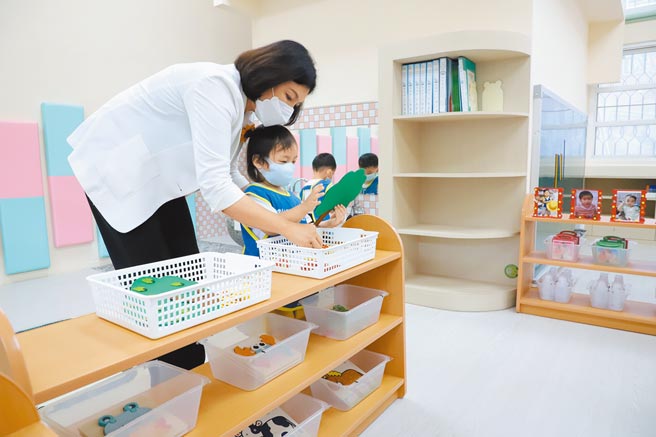 雲林縣土庫鎮馬光國小改造閒置教室成為附設幼兒園，縣長張麗善19日前往訪視，曾是校友的她看了直呼「感動」。（周麗蘭攝）