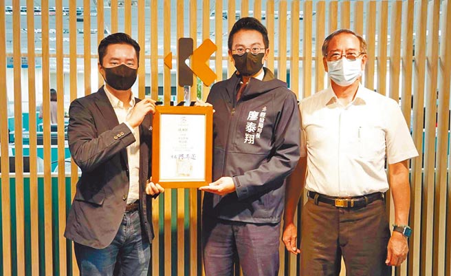 秀泰集团18日拜会高雄市政府洽谈投资案并捐赠3000组住宅用火灾警报器。（高市经发局提供／柯宗纬高雄传真）