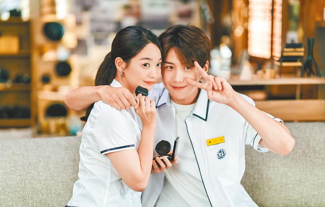 金宣虎（右）与申敏儿合作《海岸村恰恰恰》后人气旺，但他近来因丑闻重挫形象。（Netflix提供）