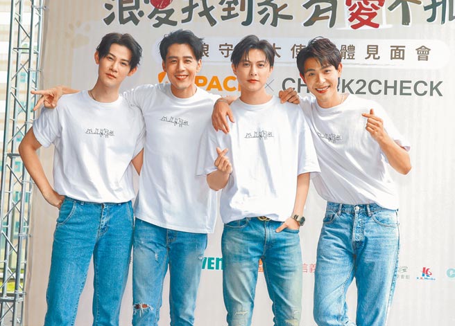 夏和熙（左起）登高一呼，号召胡宇威、王子邱胜翊、连晨翔3男神一起为流浪狗发声。（粘耿豪摄）