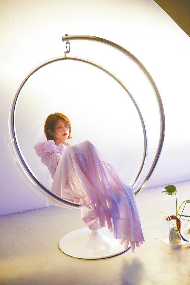 徐若瑄日前拍摄新歌MV，情绪丰沛迅速入戏。（索尼音乐提供）