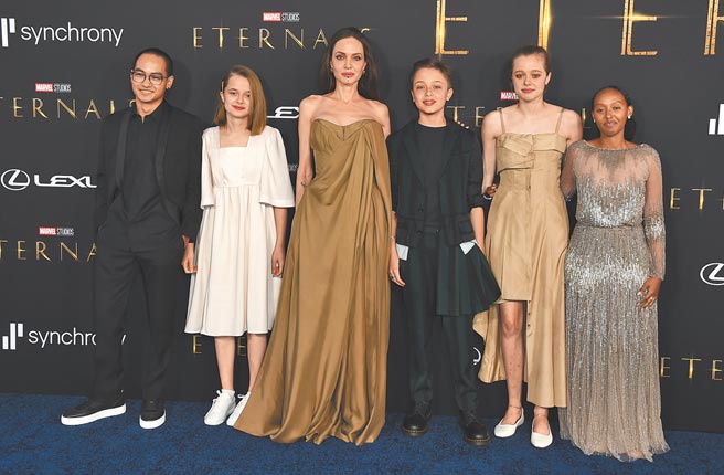 安洁莉娜裘莉（左三）昨带着孩子马杜斯（左起）、薇薇安、诺克斯、夏萝及莎哈拉在首映会亮相。（美联社）