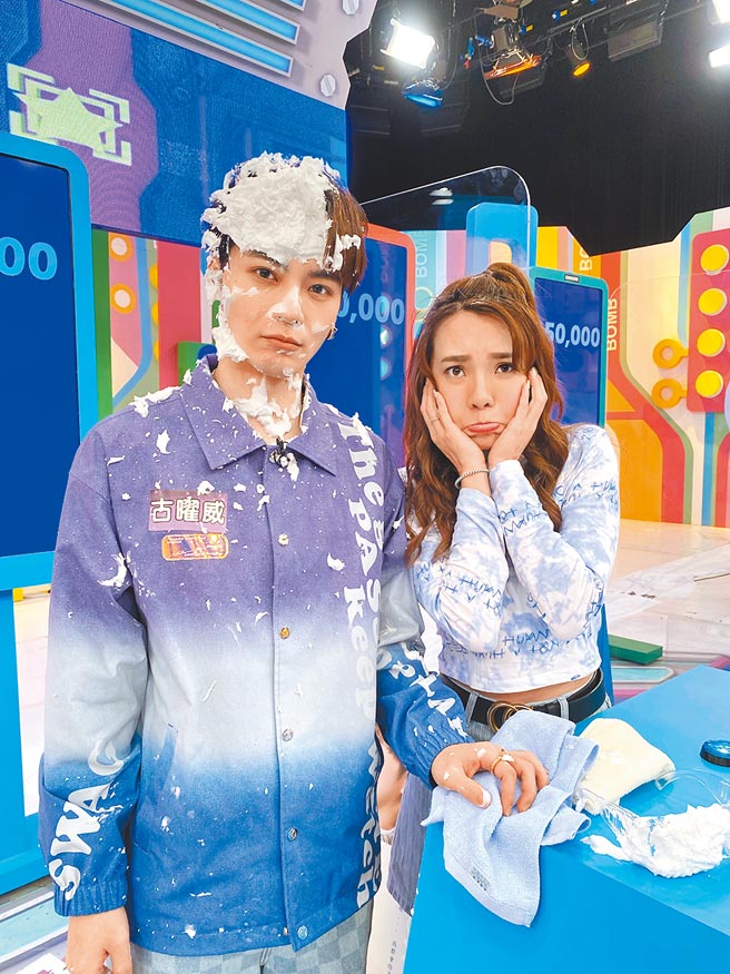 古曜威（左）日前在节目上玩游戏被砸派，队友小优频频致歉。（单纯梦想文创事业提供）