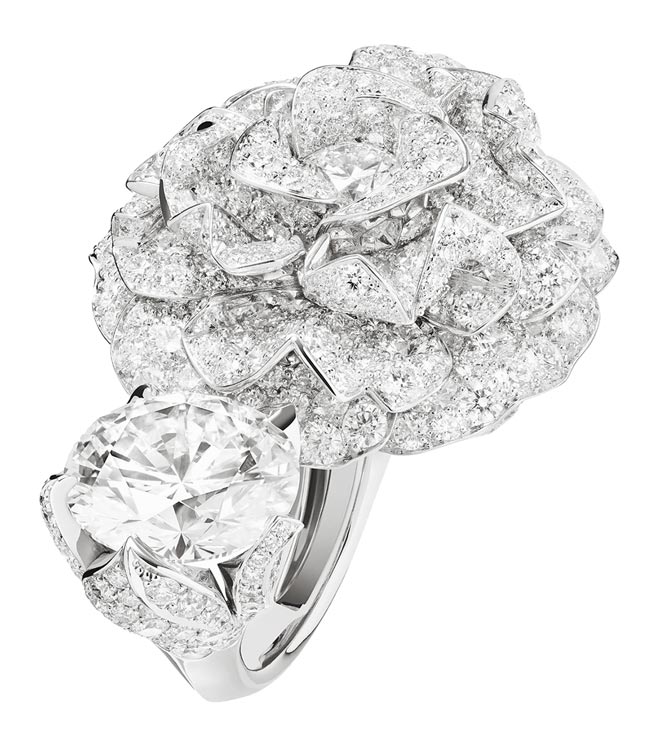 香奈儿N°5系列珠宝花朵风戒指。（香奈儿提供）