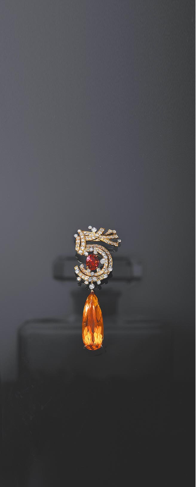 香奈儿女士的幸运数字「5」，为她带来财富、名声等连连好运，N°5系列珠宝Ribboned N5胸针。（香奈儿提供）