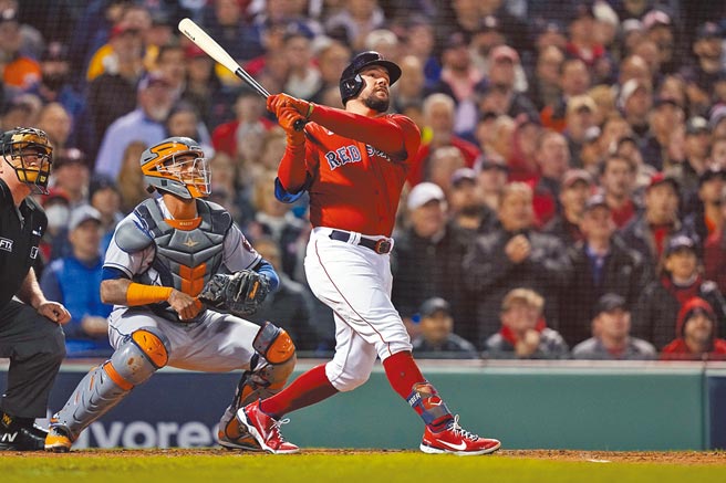 席瓦伯在2局下擊出滿貫全壘打，不僅讓紅襪大勝太空人，也創下大聯盟季後賽新猷。（美聯社）