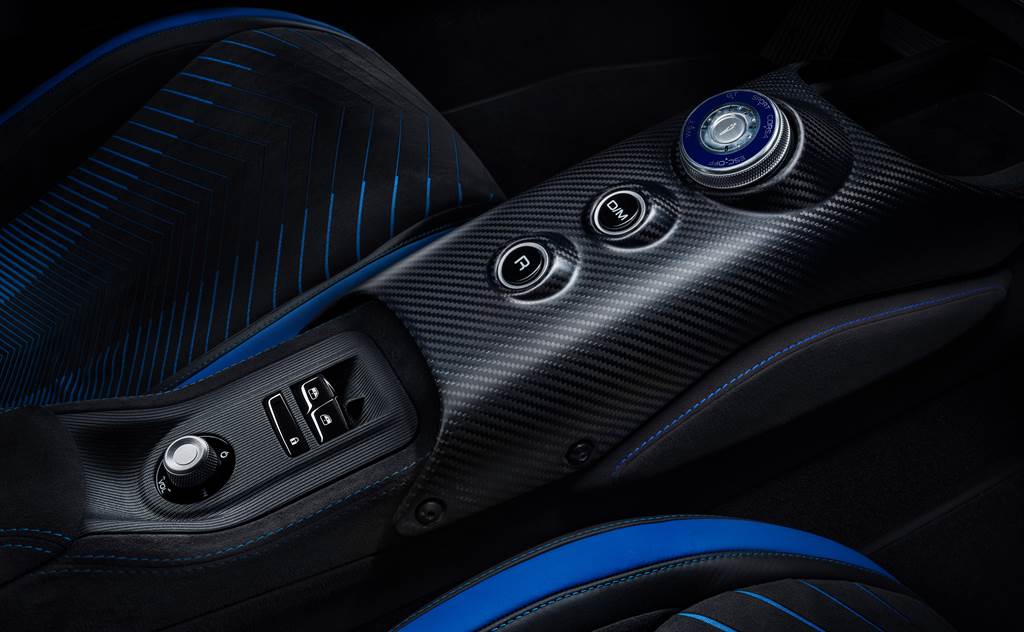 「MC20」在內裝部分採用極具戰鬥氛圍的駕駛導向設計，由消光碳纖維、黑色麂皮和頂級皮革構築而成(圖/Maserati提供)