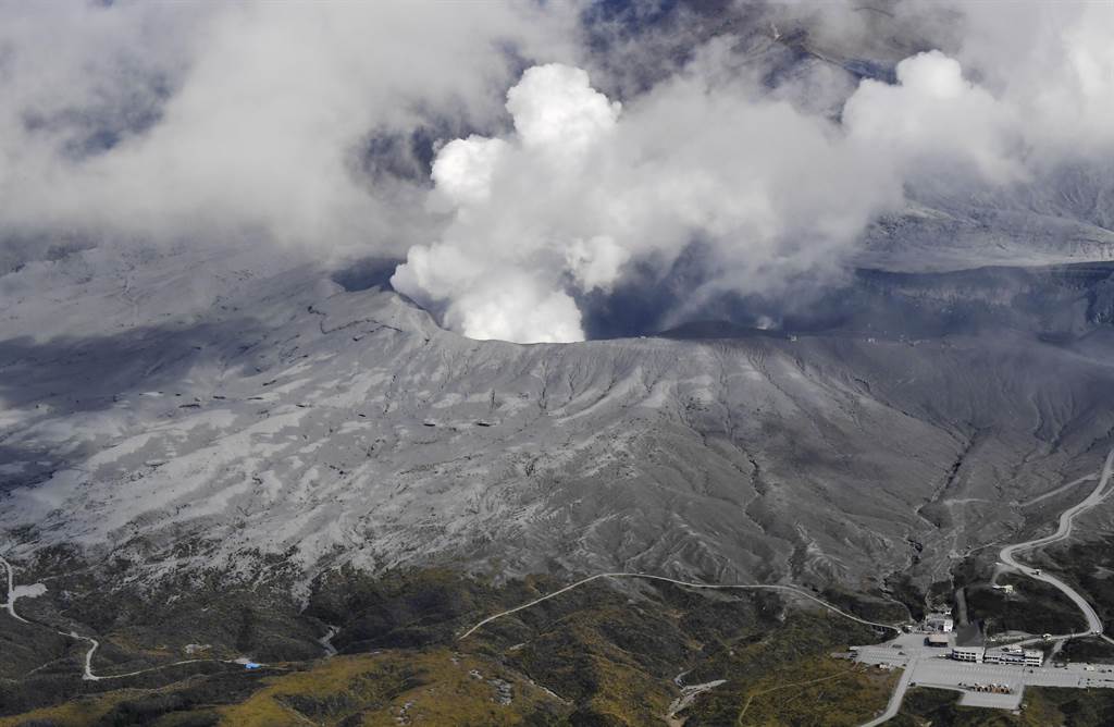 阿苏火山的中岳第一火山口20日上午喷发，附近民众仓皇逃命。（图／美联社）(photo:ChinaTimes)