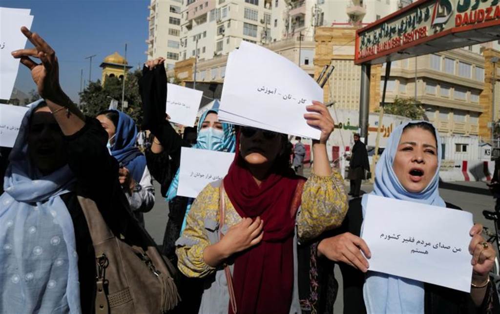 阿富汗妇女权利受全球关注。图为阿富汗女性于喀布尔游行。（图／路透社）(photo:ChinaTimes)