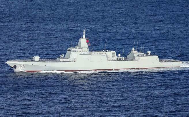 中方艦隊領頭的055型南昌號導彈驅逐艦，是大陸專家與網民們最感到驕傲的、足以在全球名列前茅的優勢武器。它讓相對落後的俄國海軍非常「眼紅」，穿越海峽也讓日本自衛隊「眼綠」。（圖／推特@evazhengll）