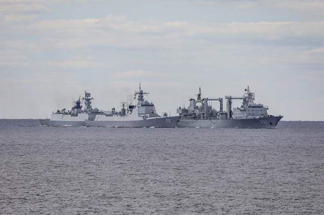 穿越日本津輕海峽的俄方艦艇有反潛艦潘捷列耶夫海軍上將號、特里布茨海軍上將號，以及電子偵察船克雷洛夫元帥號、護衛艦響亮號以及聯邦英雄阿爾達爾·齊登扎波夫號。（圖／推特@China2ASEAN）