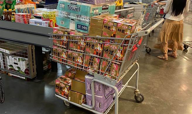 天气转凉，不少民眾开始抢购暖暖包。（图／翻摄自COSTCO好市多消费经验分享区）