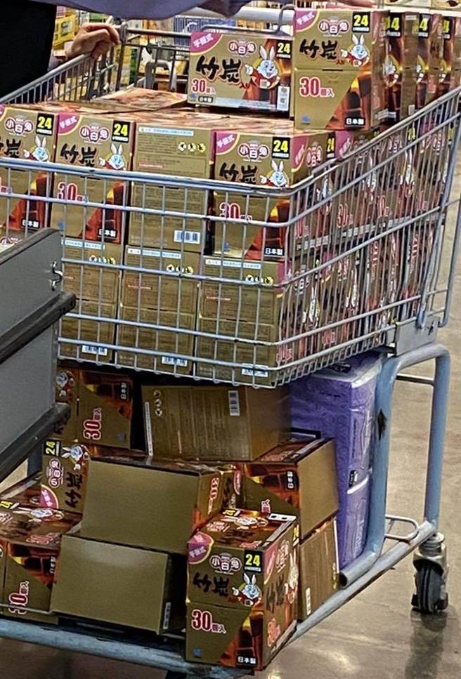 一名女网友去好市多3次都买不到暖暖包，结果在结帐时意外发现，隔壁车的人狂扫了30盒以上，引起网友讨论。（图／翻摄自COSTCO好市多消费经验分享区）