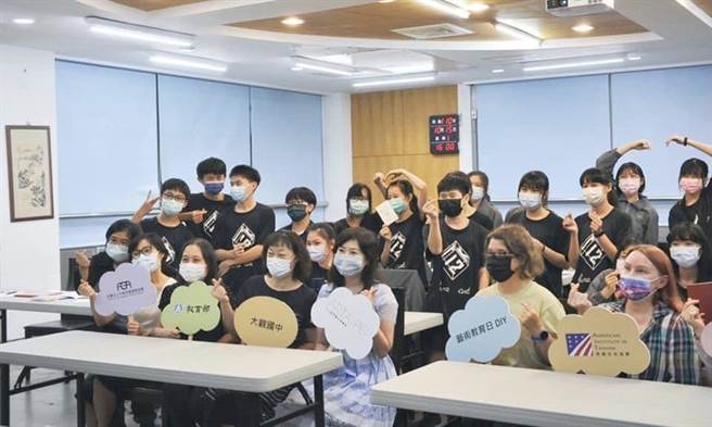 游文玫》美国艺术家亲授艺术手工书创作。（照片来源：作者提供）