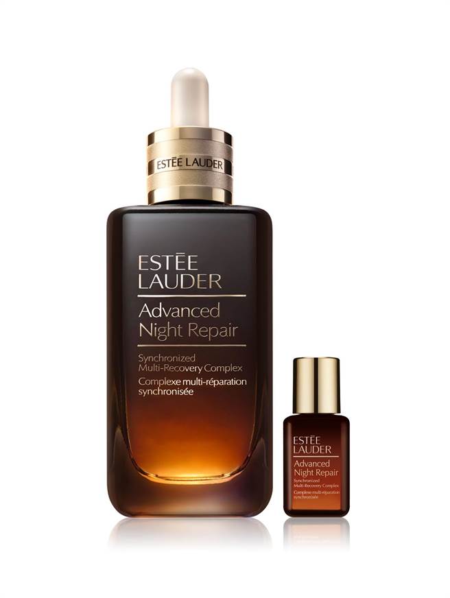 新光三越台北天母店ESTEE LAUDER特润超导全方位修护露巨霸容量发烧组，价值1万270元、特价6500元，限量30组。（新光三越提供）