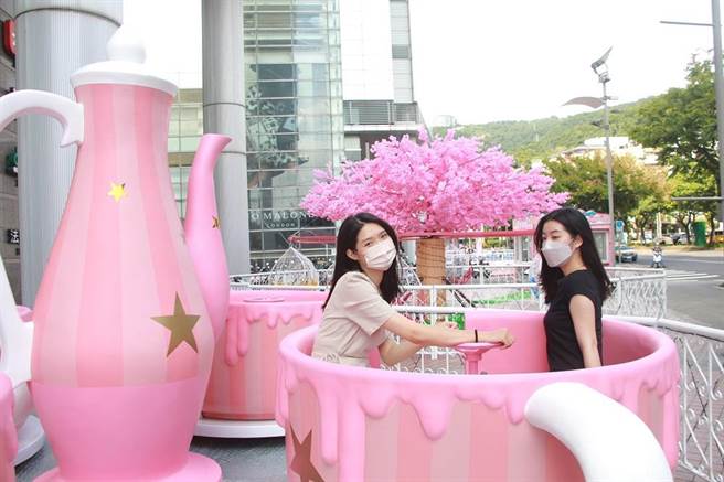 新光三越台北天母店1楼广场有超好拍粉红梦想乐园。（新光三越提供）