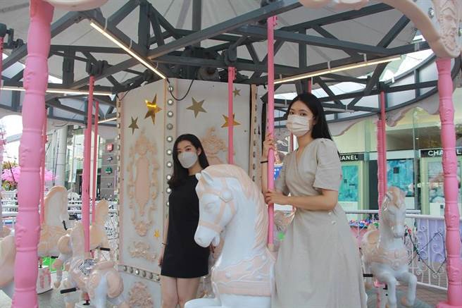 新光三越台北天母店1楼广场有超好拍粉红梦想乐园。（新光三越提供）