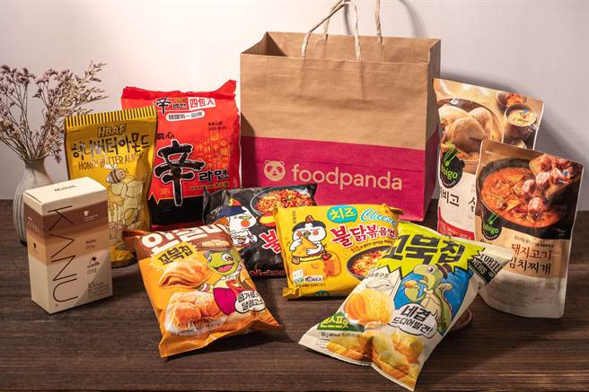 foodpanda的一日限定「熊貓超市購物節」同時帶來了近千款日常零食、用品5折優惠，當中包括集結上百款日韓人氣商品，以及在地名店精緻美食。（foodpanda提供）