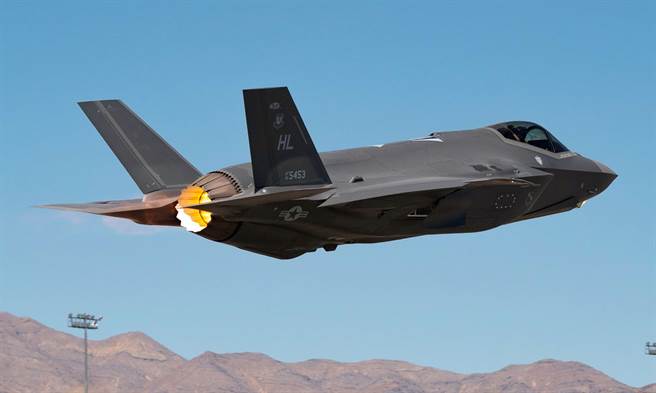 美国F-35A战机2021年9月21日从内华达州奈里斯空军基地（Nellis Air Force Base）起飞的画面。（美国空军）