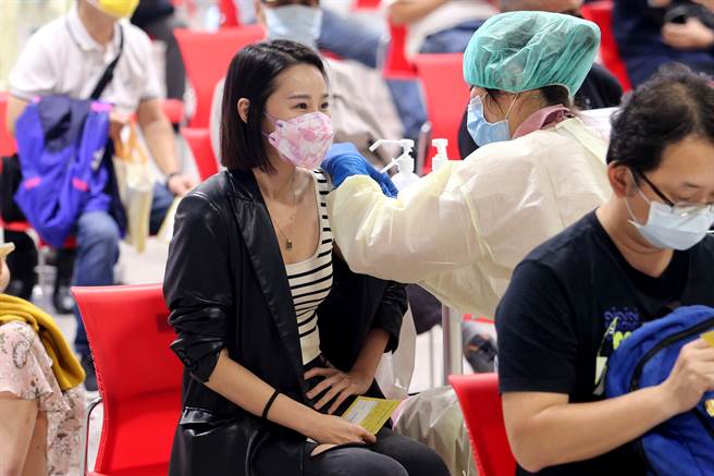 第12輪第一階段明天開打，三大廠牌疫苗齊上陣。圖為民眾接種疫苗的畫面。（黃世麒攝）