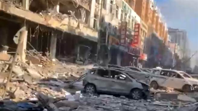 21日上午8时20分，渖阳市太原南街南七马路一饭店发生气爆，相关部门正在赶赴现场。（大陆央视新闻）