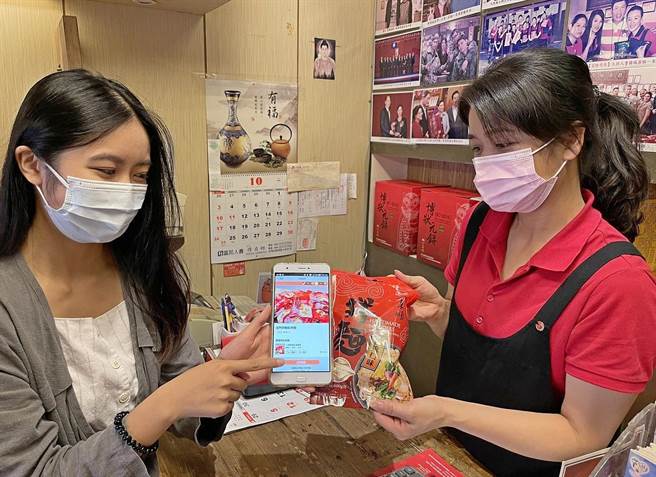 拿到金币可至合作店家兑换好礼，金币集愈多兑换奖品就愈多。（金门县府观光处提供）