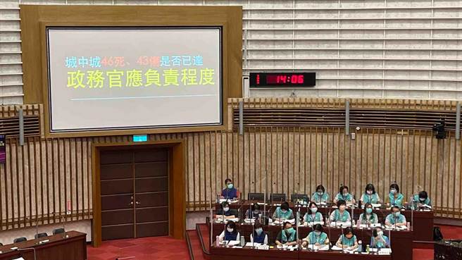 城中城恶火发生已8天，市长陈其迈连日来重申「会负责任」，国民党高市议员陈丽娜21日直批，嘴上讲负责，但就只有一个方式，就是下台负责。（柯宗纬摄）